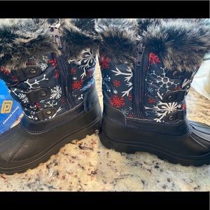 Kids unisex size 13 Dream Pairs winter boots.